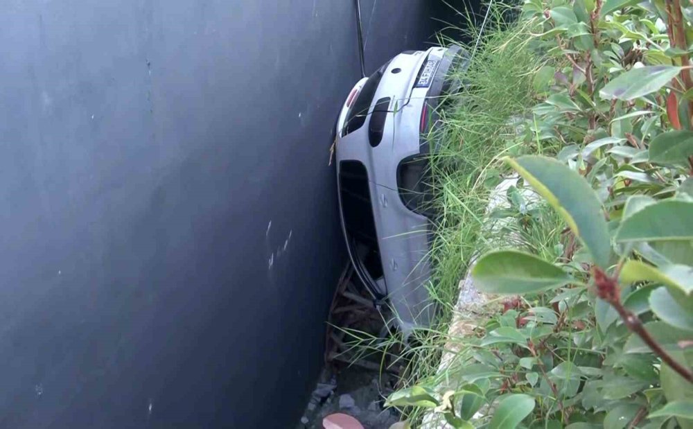 Otoparktan Uçan Otomobil Boşluğa Düştü