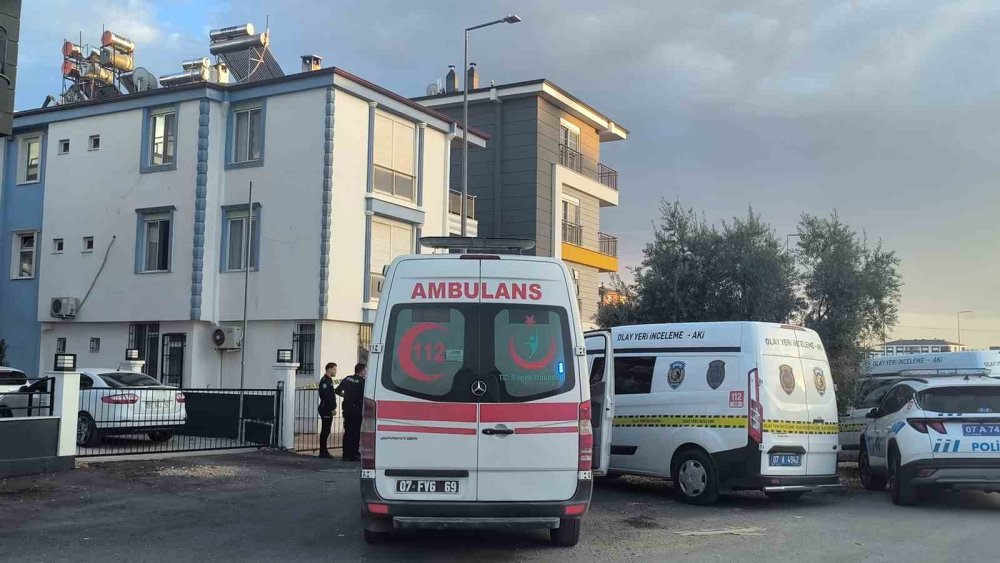 Polis memuru eşi ve 2 kızını öldürdü, oturup meslektaşlarını bekledi