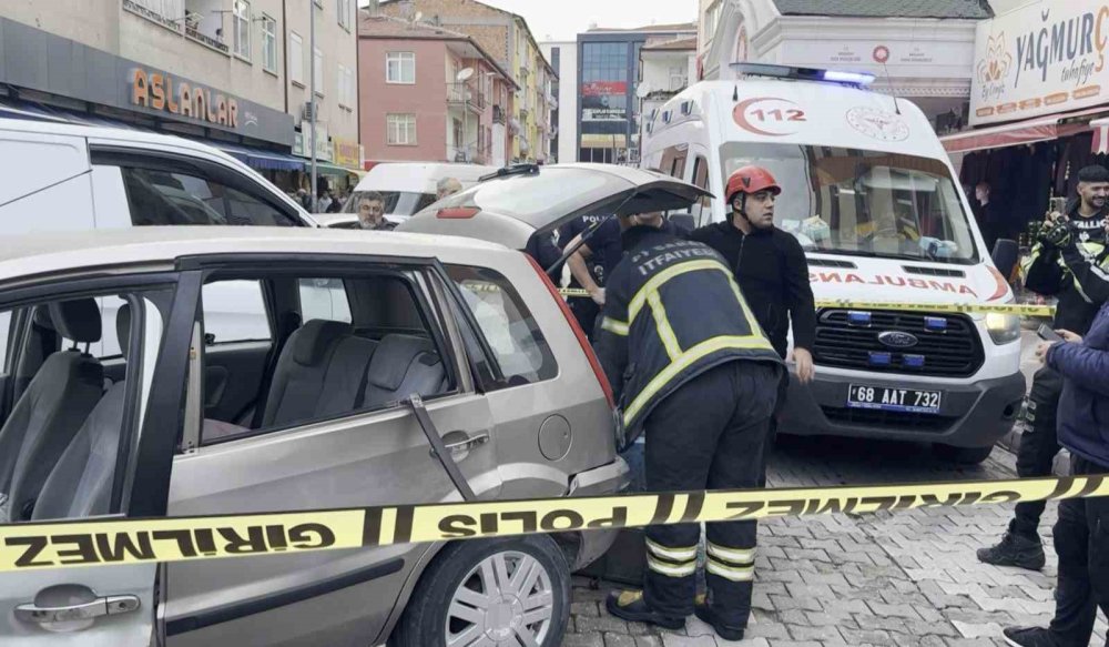 Aracın bagajındaki piknik tüpü bomba gibi patladı