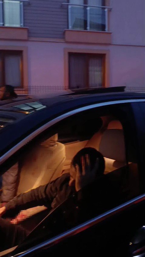 Otomobilde bıçaklanan genç adam, kaçmaya çalışırken kaza yaptı