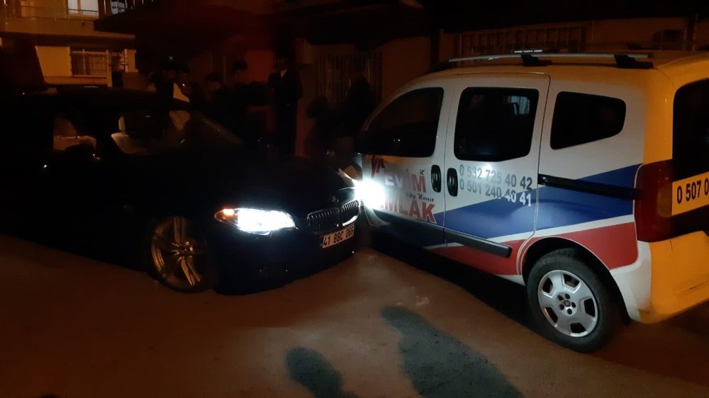 Otomobilde bıçaklanan genç adam, kaçmaya çalışırken kaza yaptı