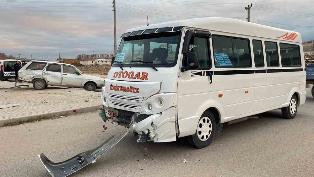 Karaman’da yolcu minibüsü ile otomobil çarpıştı: 2 yaralı
