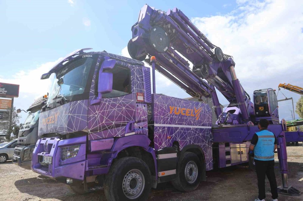 Kızı için vinci pembeye boyadı