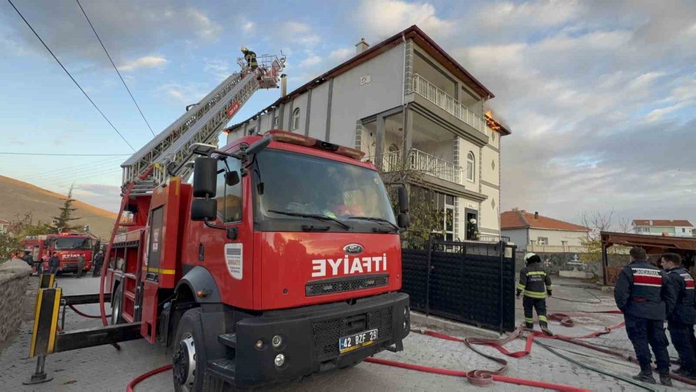 Konya'da acı görüntü! Çatı tamamen yandı