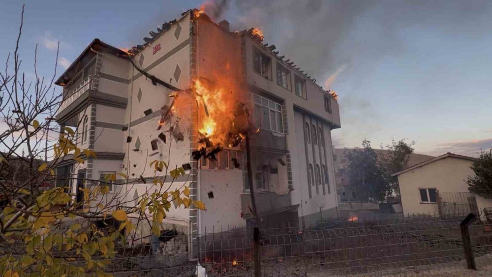 Konya'da acı görüntü! Çatı tamamen yandı