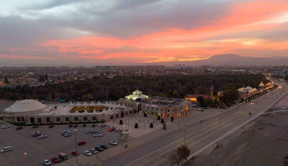 Konya'da gök kızardı bakan bir daha baktı