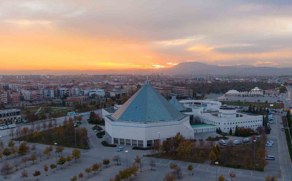 Konya'da gök kızardı bakan bir daha baktı