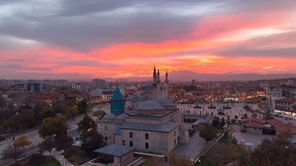 Konya'da gök kızardı bakan bir daha baktı
