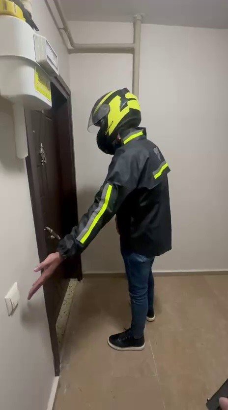 Kurye Kılığına Giren Polis, 77 Yıl Hapisli Dolandırıcıyı Yakaladı