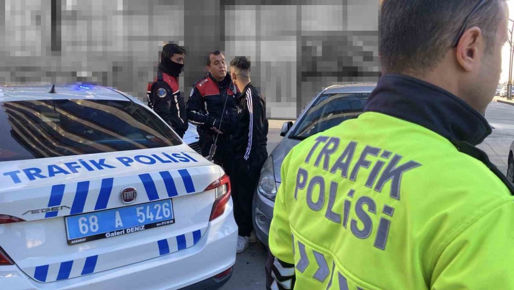 Jandarmadan kaçtı, kahve içerken polise yakalandı