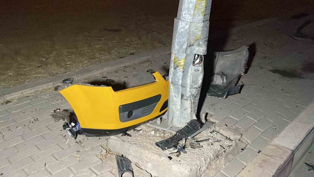 Kontrolden Çıkan Ticari Taksi Aydınlatma Direğine Çarptı