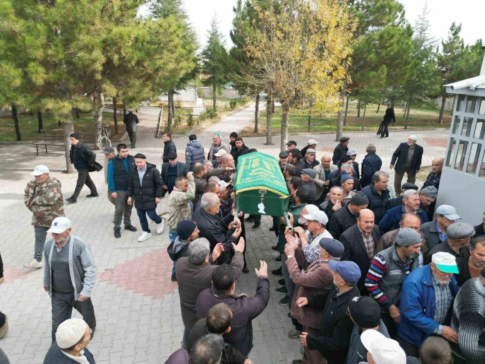 Afyonkarahisar'da Yürek Burkan Tören: Böcek Ailesinin Son Üyesi Toprağa Verildi