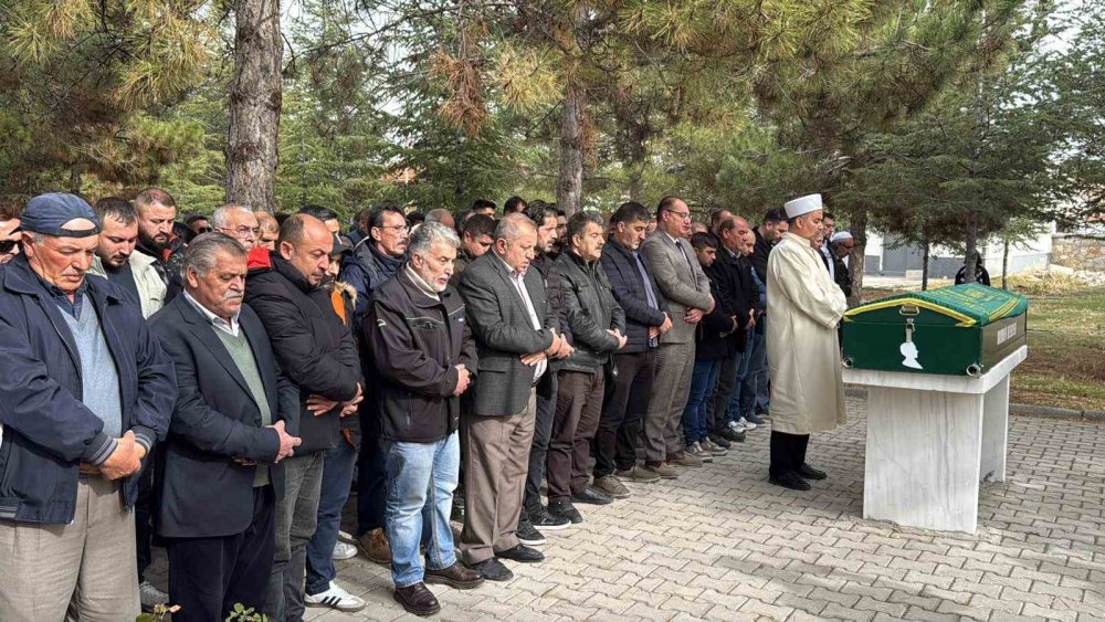 Afyonkarahisar'da Yürek Burkan Tören: Böcek Ailesinin Son Üyesi Toprağa Verildi