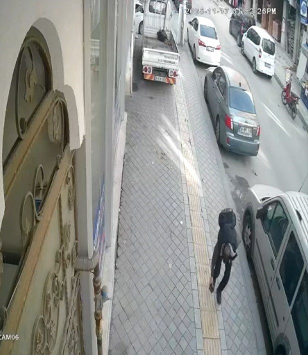 Düşen cüzdanı çaldı, sosyal medyada görünce iade etti