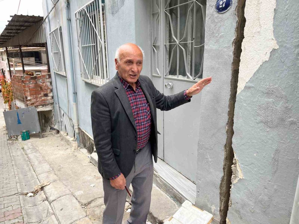 İzmir’de bir mahalle tünel kazısı yüzünden diken üstünde