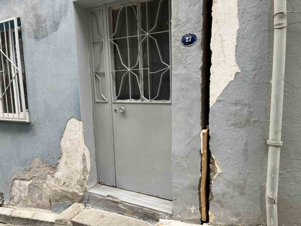 İzmir’de bir mahalle tünel kazısı yüzünden diken üstünde