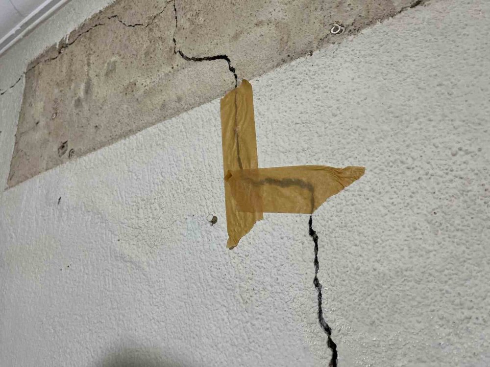 İzmir’de bir mahalle tünel kazısı yüzünden diken üstünde