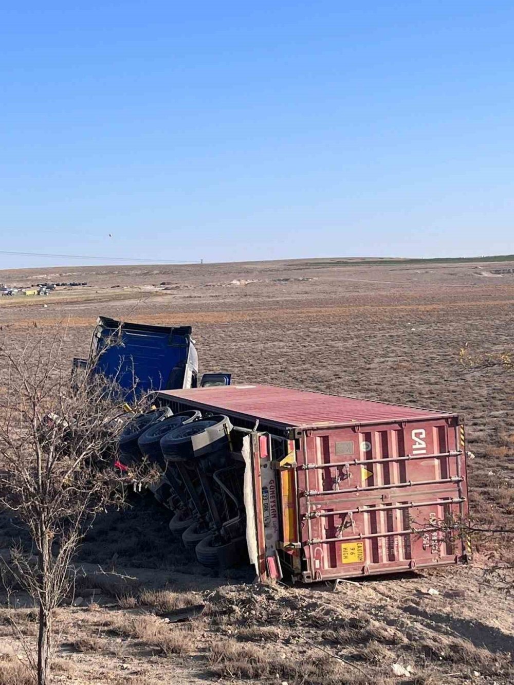 Kontrolden Çıkan Tır Yol Kenarına Devrildi: Sürücü Yaralı