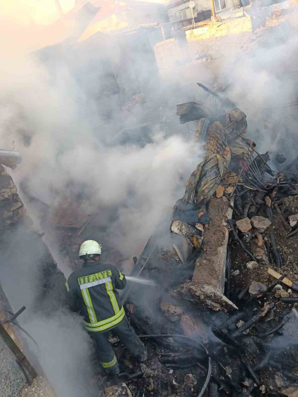 Ahır yangını 2 eve sıçradı: Maddi hasar büyük