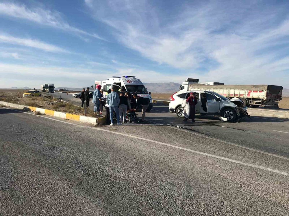 Konya'da kontrolsüz dönüş kazaya neden oldu: 3'ü çocuk, 7 yaralı