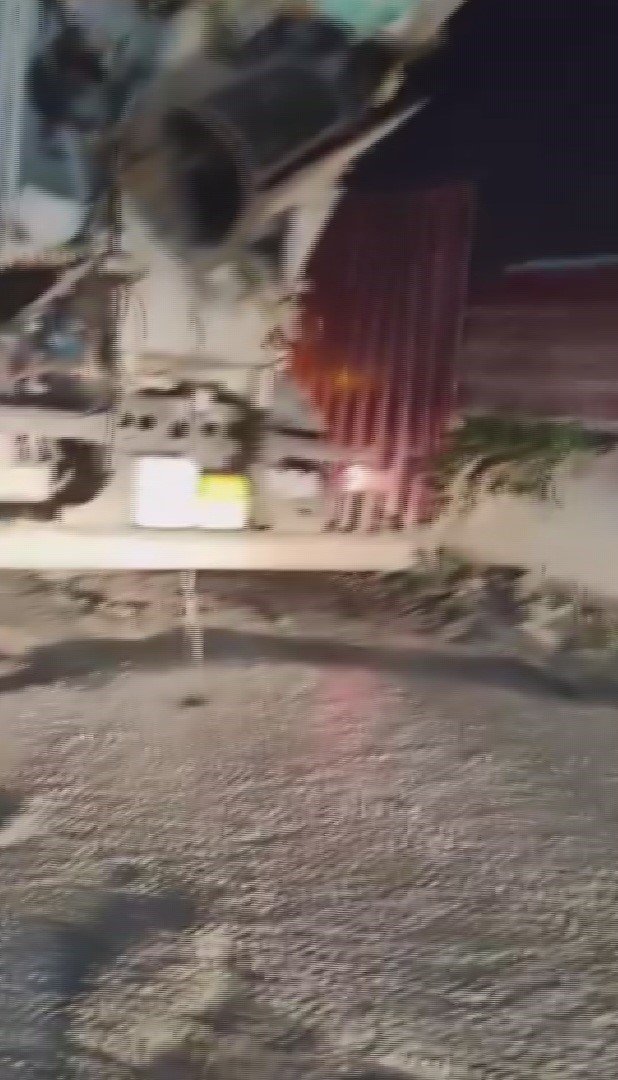 Yol Ortasına Beton Skandalı! Sürücü: Firmam Zengin, Cezamızı Öderiz