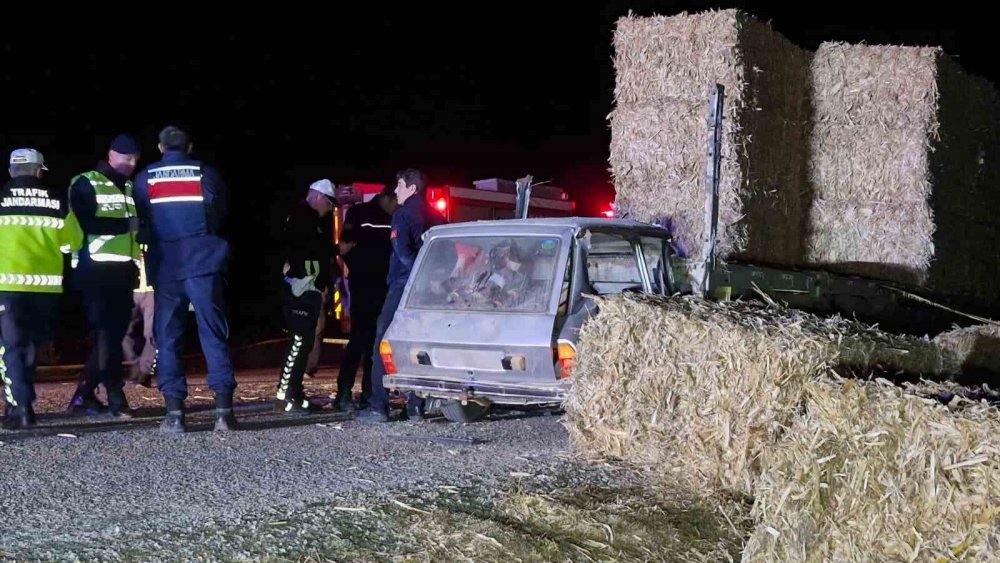 Tıra ok gibi saplandı: Otomobildeki karı-koca hayatını kaybetti