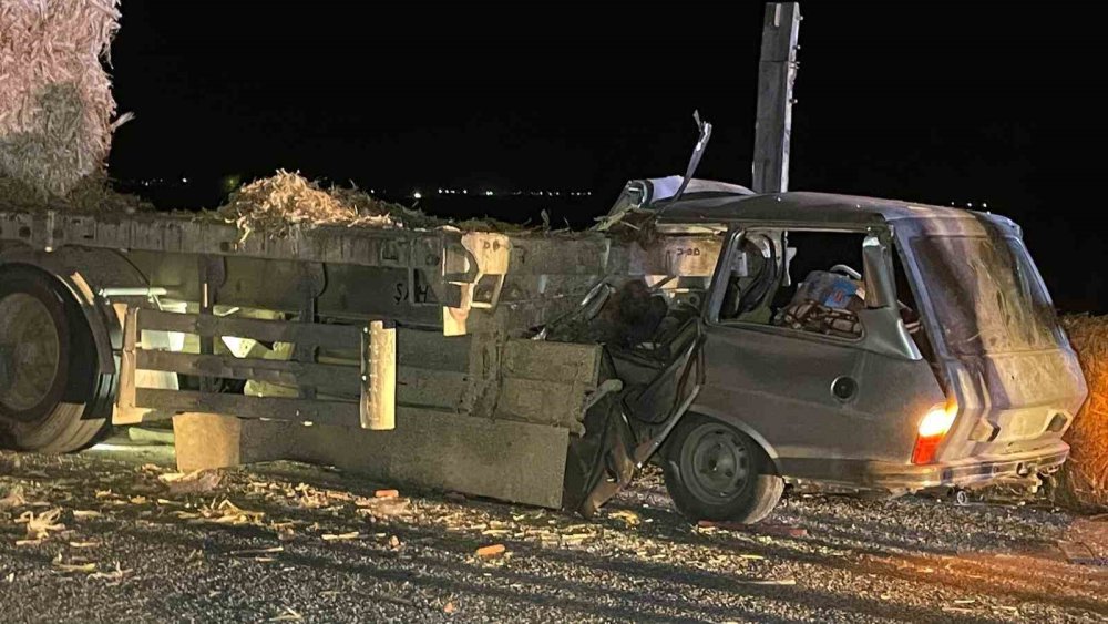 Tıra ok gibi saplandı: Otomobildeki karı-koca hayatını kaybetti