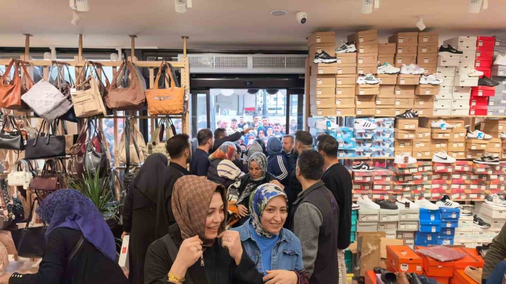 Açılışa özel 10 lirayı duyan mağazaya koştu