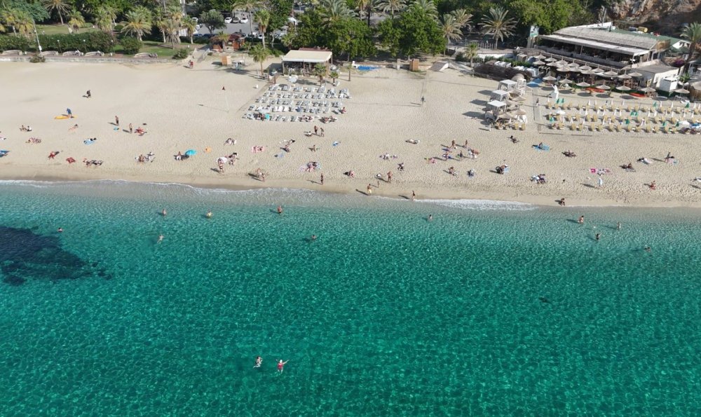 Karadeniz'in karlı yaylalarından inip Alanya'da denize girdi