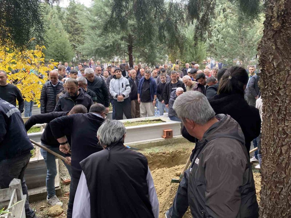 Sınıf arkadaşının yumruğuyla ölen 16 yaşındaki İsmail toprağa verildi