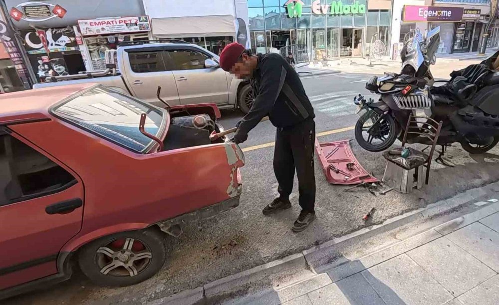 Caddeyi Tamirhaneye Çevirdi, Şikayet Edenleri Tehdit Etti