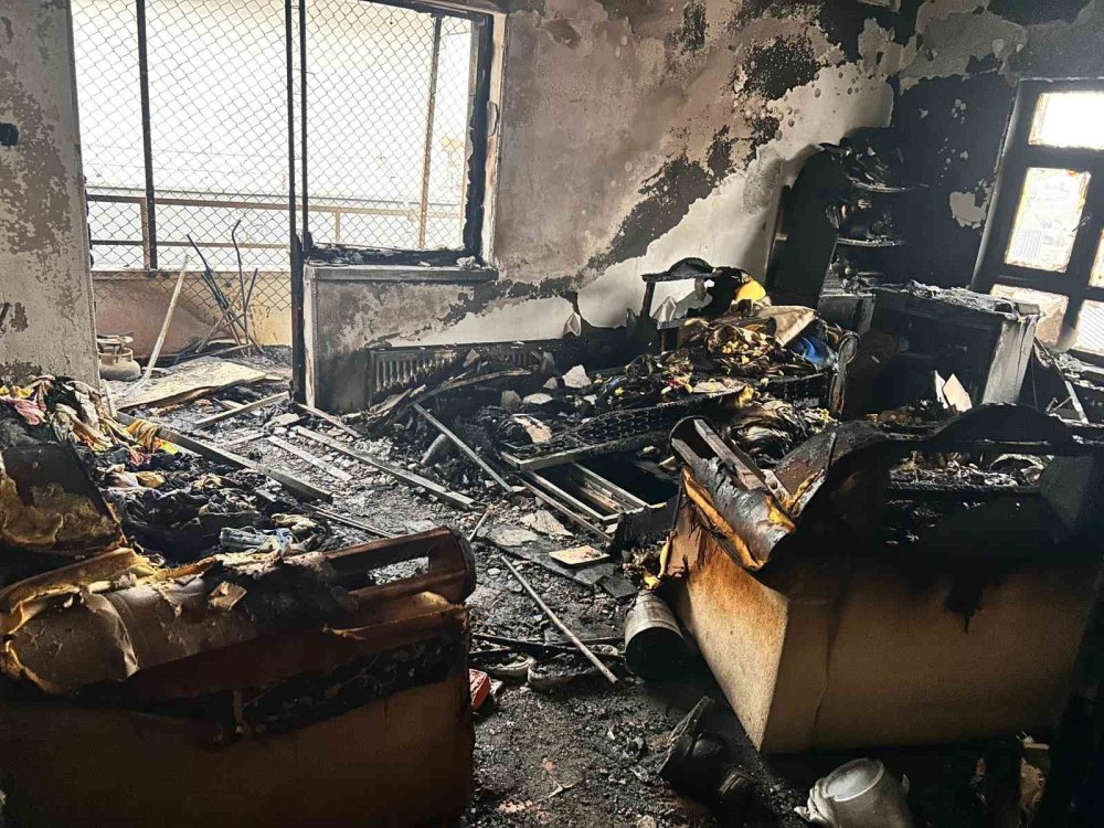 Evini ateşe verdi, balkona çıkıp izledi