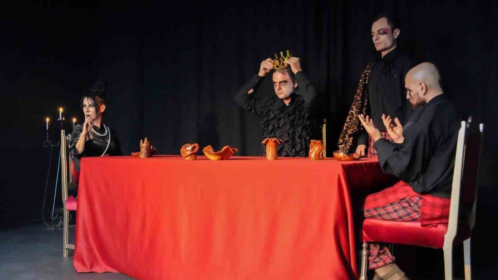 Genç oyuncular modern macbeth uyarlamasıyla sahne aldı