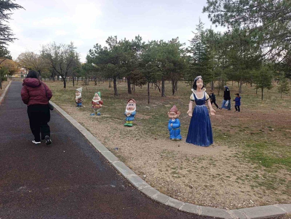 Pes Dedirten Hırsızlık: Pamuk Prenses'in Cüceleri Kayıp!