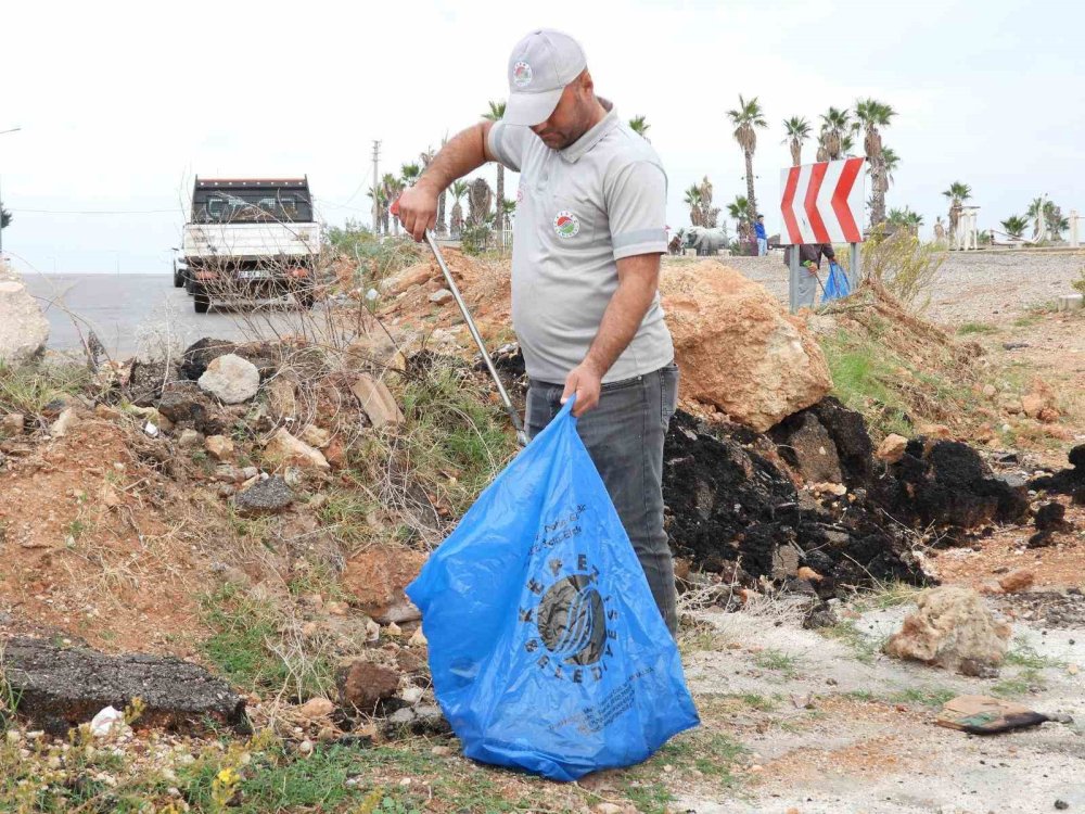 Üç haftada 80 çuvallık çöp attılar