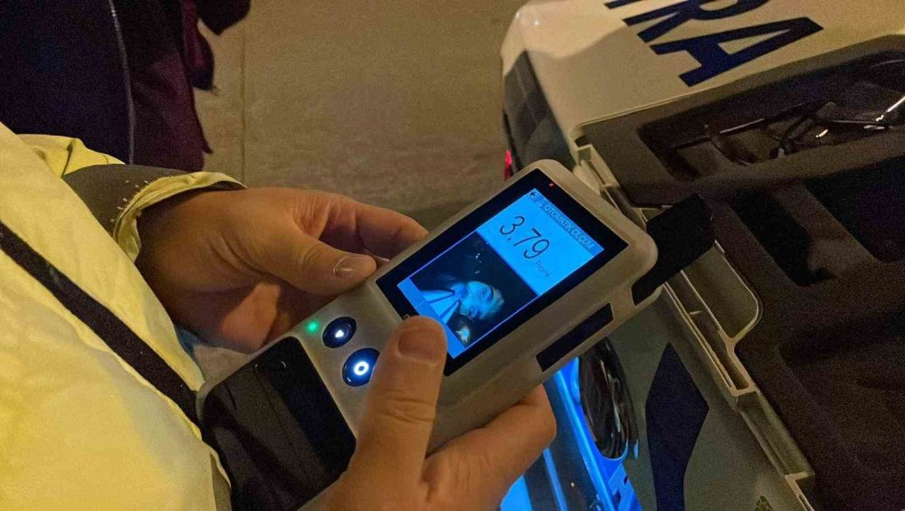 Kaza yapan alkollü sürücü, alkolmetredeki fotoğrafını beğenmedi