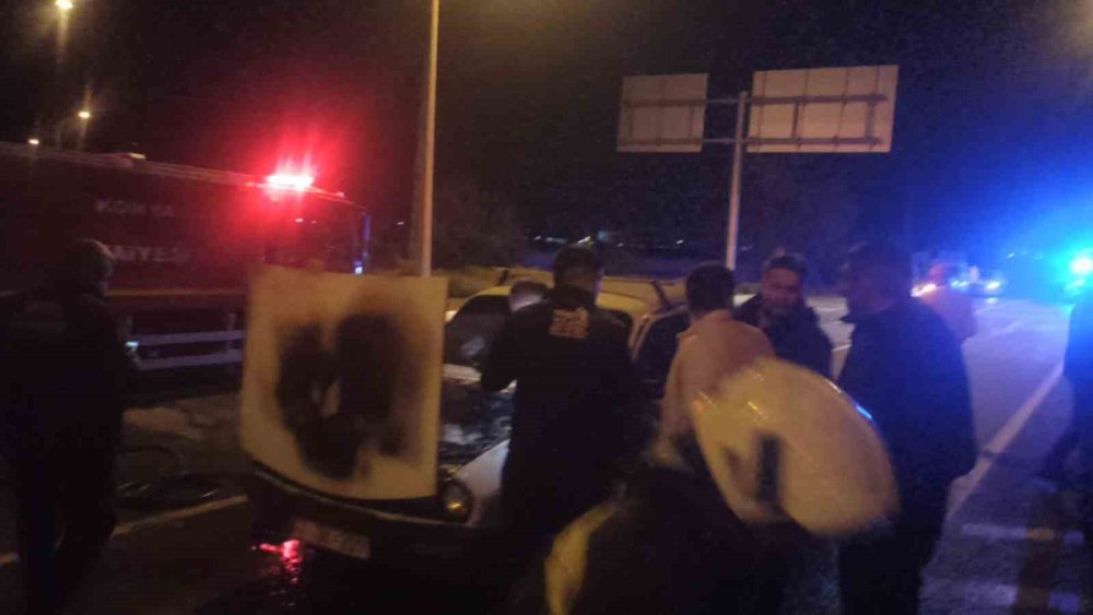 Kırmızı Işıkta Bekleyen Otomobil Alev Aldı