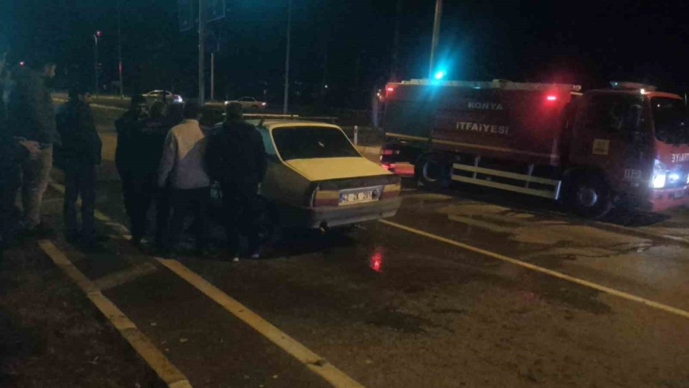 Kırmızı Işıkta Bekleyen Otomobil Alev Aldı