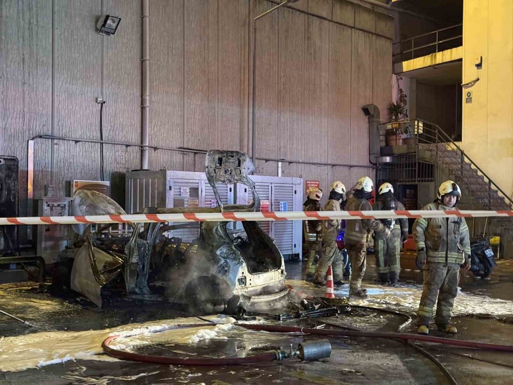 Şarjdaki Elektrikli Araç Alev Alıp Patladı: Büyük Panik!