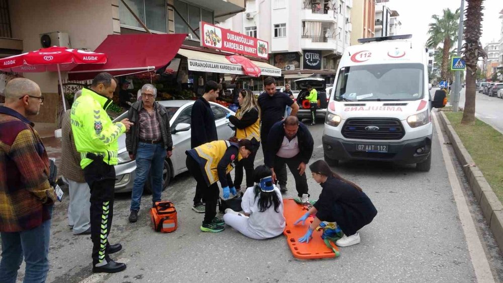 Aracın açılan kapısına çarpan motosikletli kızlar yaralandı