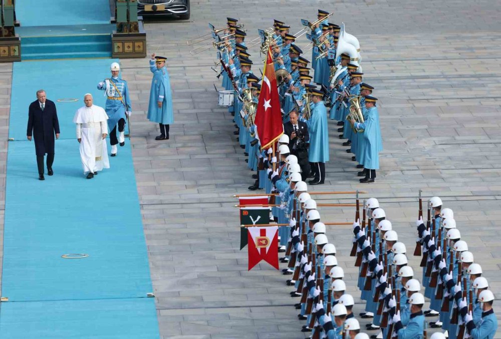 Papa 14. Leo'nun İlk Dış Ziyareti Türkiye'ye: Ankara'da Resmi Karşılama
