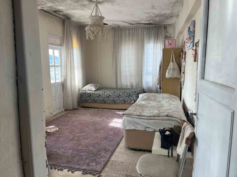 Alanya'da hırsız şoku! Eli boş girdi çanta ve bisikletle çıktı