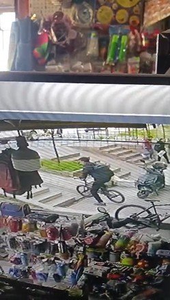 Alanya'da hırsız şoku! Eli boş girdi çanta ve bisikletle çıktı