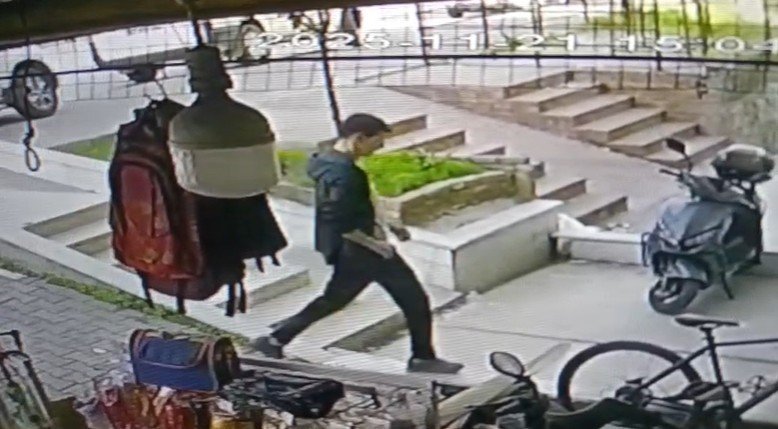 Alanya'da hırsız şoku! Eli boş girdi çanta ve bisikletle çıktı