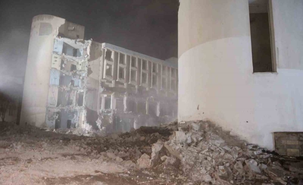 Belediyenin kontrolsüz yıkımı, dükkanları da yıkıyordu: 3 dükkan hasar aldı