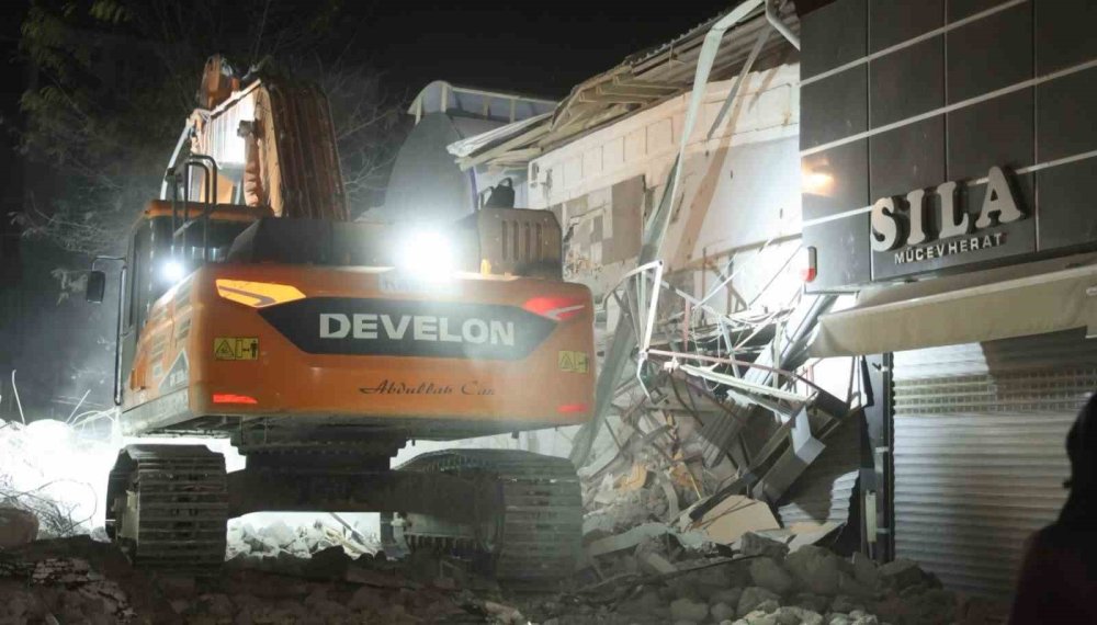 Belediyenin kontrolsüz yıkımı, dükkanları da yıkıyordu: 3 dükkan hasar aldı