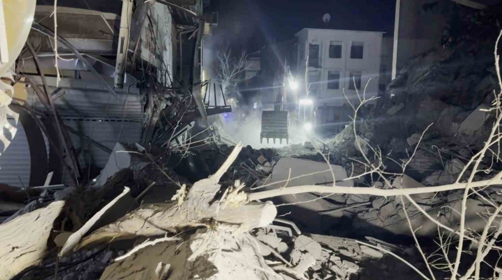 Belediyenin kontrolsüz yıkımı, dükkanları da yıkıyordu: 3 dükkan hasar aldı