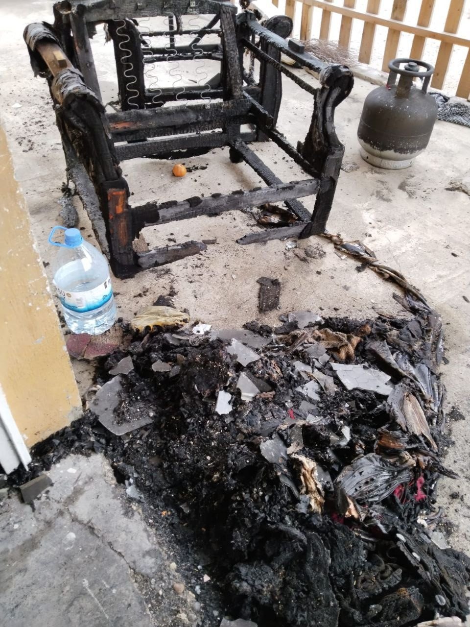 Buzdolabı yandı aile camdan atlayarak kurtuldu