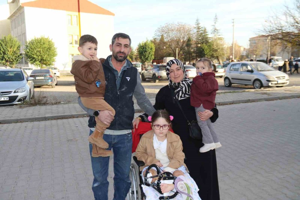 Engelli Kızı İçin Her Gün Merdiven Çıkan Anne, Okula Asansör Yapılmasını Talep Etti