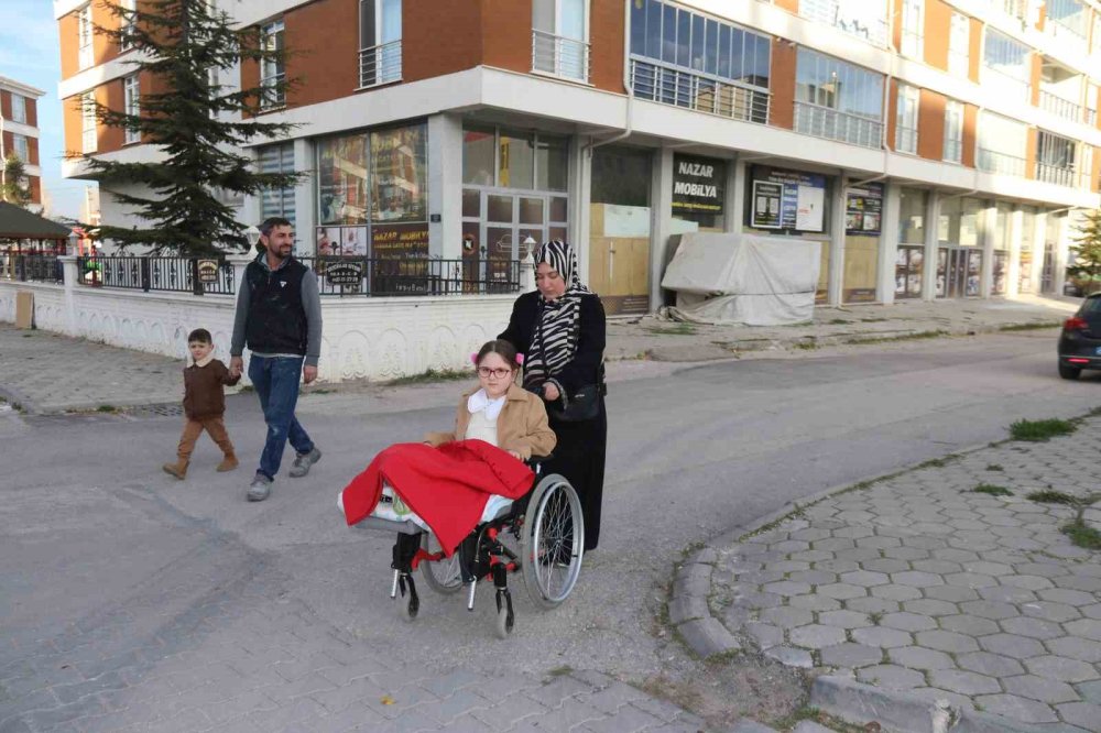 Engelli Kızı İçin Her Gün Merdiven Çıkan Anne, Okula Asansör Yapılmasını Talep Etti